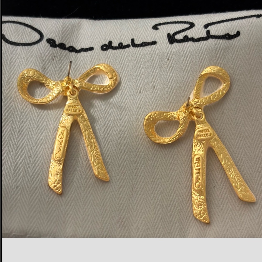 OSCAR DE LA RENTA • Simply Elegant Sculpted Mobile Vintage Bow Earrings - Picture 8 of 12
